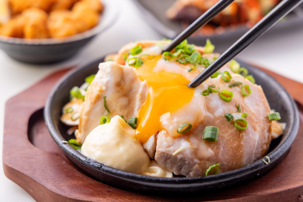 均タロー名物のチャーシューエッグ